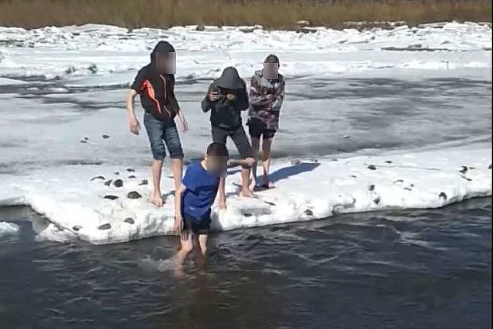 Юных кузбассовцев на льдине пугали Андреем Малаховым. ФОТО: кадр видео vk.com, "Типичный Междуреченск"