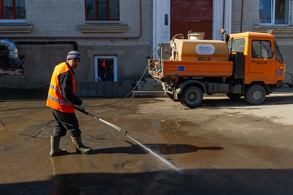 В Петербурге продолжается генеральная уборка улиц от зимней грязи