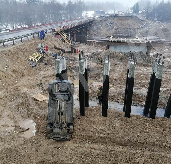 Автомобиль задержала врытая опора моста.