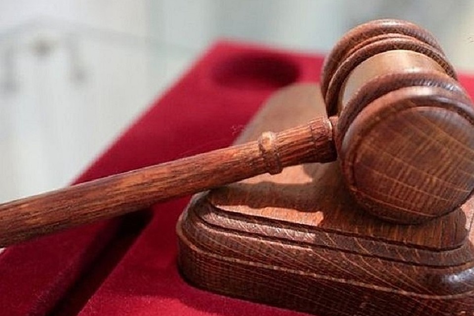 Суд признал всех четверых виновными в применении насилия, не опасного для жизни, в отношении представителя власти в связи с исполнением им должностных обязанностей.
