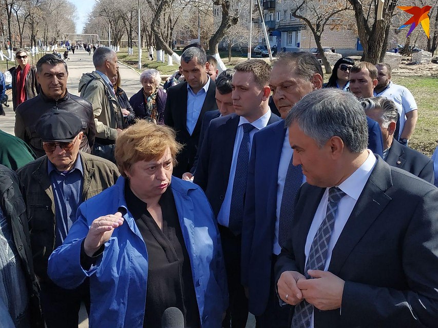 Жительница пожаловалась Вячеславу Володину на дороги, тротуары и "бомжатники"