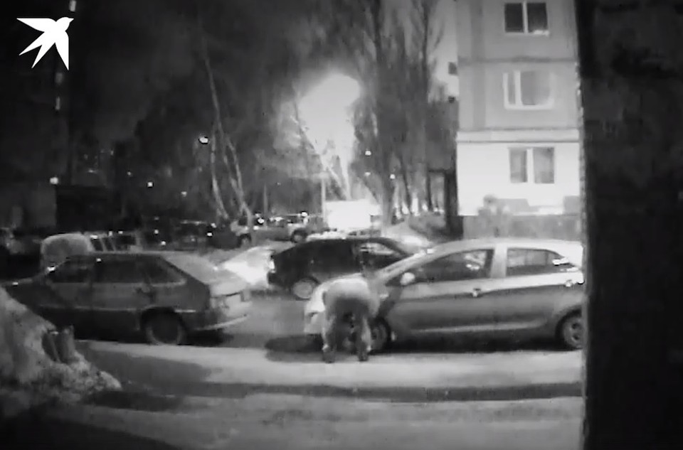 Недобрый сосед проколол колеса вечером, пока никого не было на улице