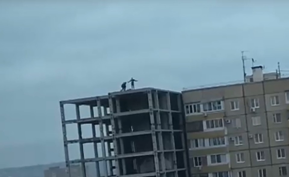 Парень уже расставил руки, чтобы "взлететь", но спасатели не дали ему этого сделать