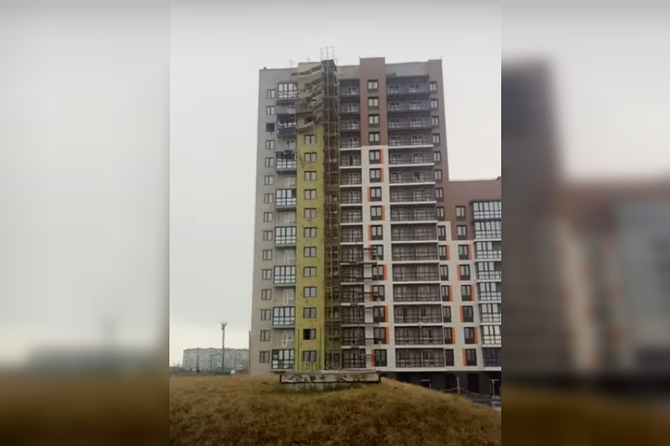 Строительные леса обрушились у одного из домов по улице Московской. Фото: скриншот с видео