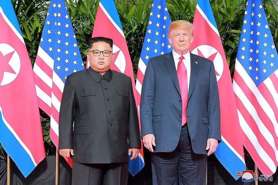 Председатель Госсовета КНДР Ким Чен Ын и президент США Дональд Трамп