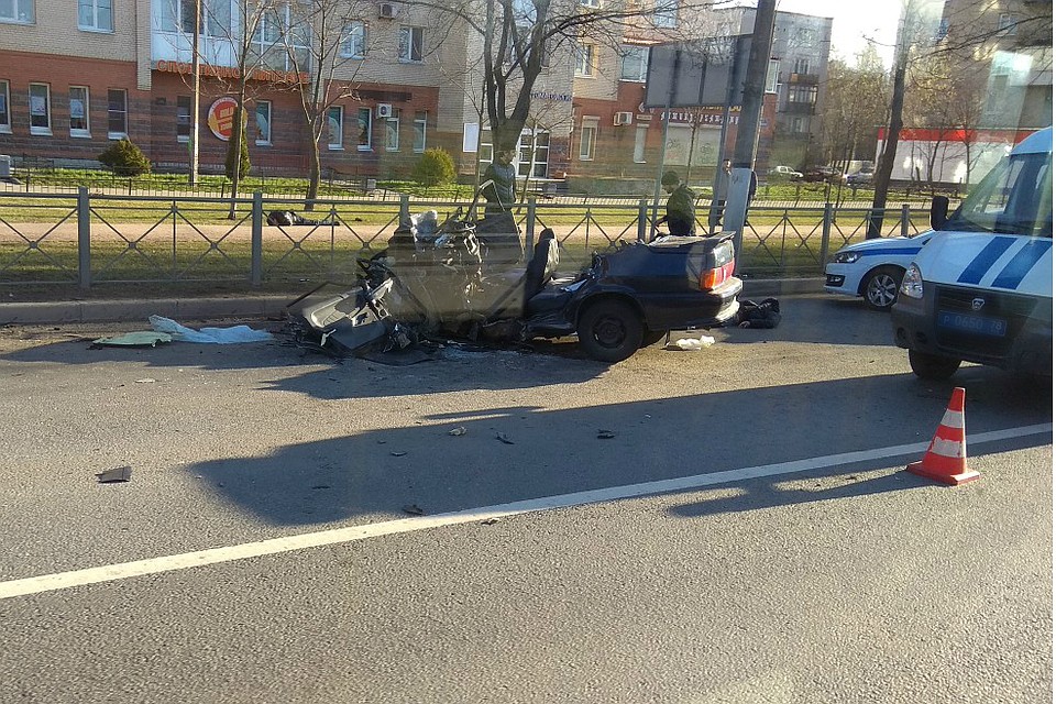 Спасателям пришлось срезать крышу. Фото: Сообщество «ДТП и ЧП | Санкт-Петербург» во «ВКонтакте»