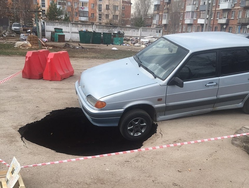 Авто провалилась в яму