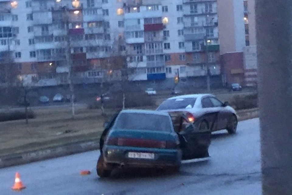Страшное ДТП попало на камеры видеонаблюдения в Новокузнецке. ФОТО: vk.com, "ДТП Новокузнецк"