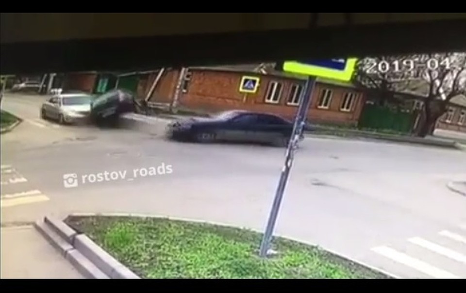 Момент столкновения. Стоп-кадр из видео @rostov_roads, Instagram.
