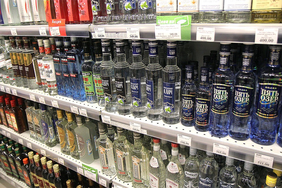 Полки с водкой в одном из супермаркетов Иркутска.