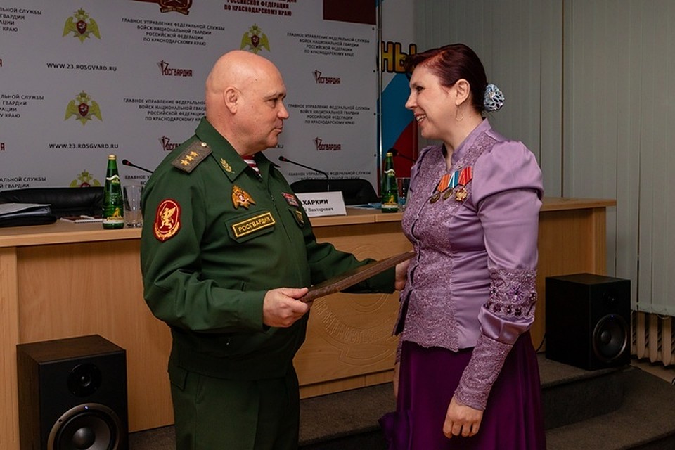 Сергей Захаркин наградил в Краснодаре лауреата Всероссийского творческого конкурса Росгвардии Ларису Фишер. Фото: пресс-служба ГУ Росгвардии по КК