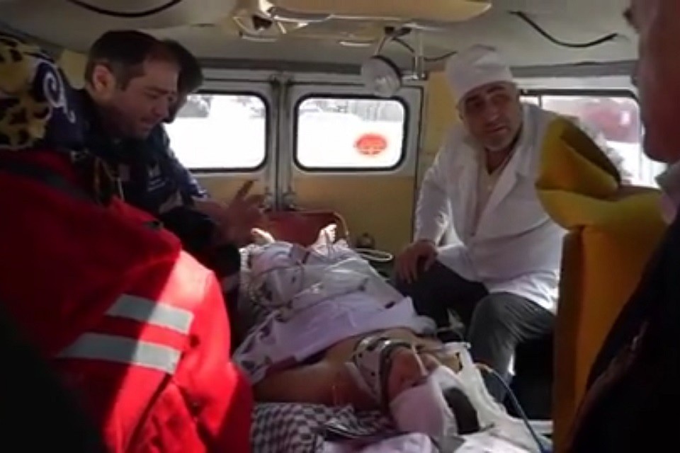 Врачи делают всё возможное, чтобы спасти ребёнка. Фото: кадр видео минздрава РД