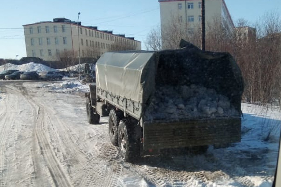 Грязный снег к памятнику свозили на тентованных грузовиках военные. Фото: Администрация ЗАТО Александровск