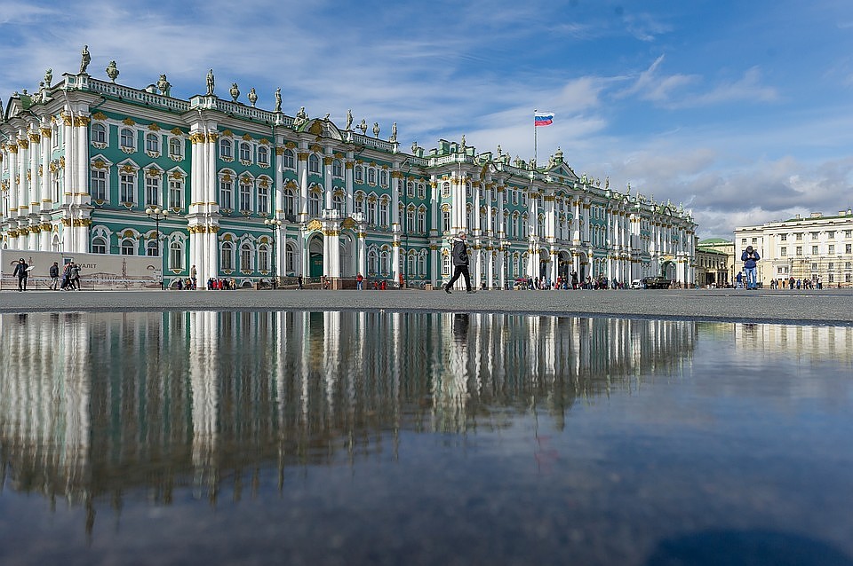 Посетители ждут, когда закончится проверка.