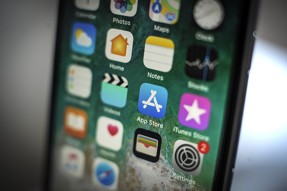 Разработчики получают 70% от продаж в своих приложениях, загруженных в App Store, 30% забирает Apple в качестве комиссии