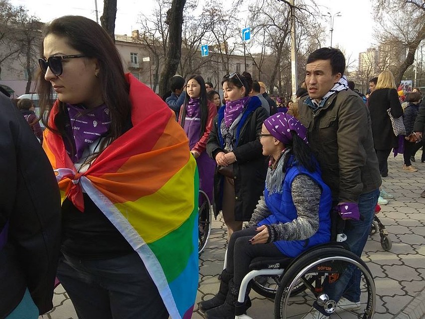 На фото участники марша 8 марта, среди которых заметили людей с "радужным" флагом - символом ЛГБТ-сообщества