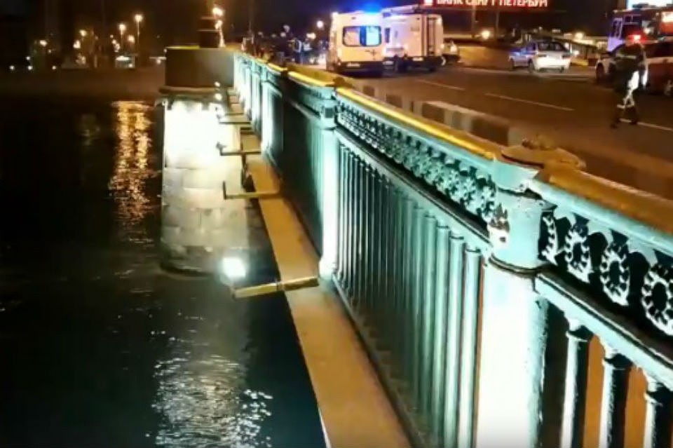Итальянец пытался перепрыгнуть мост. И ему это почти удалось. Фото: скриншот видео