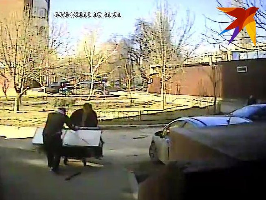 Двое мужчин похитили холодильник. Кадр из видео программы "Безопасный дом"