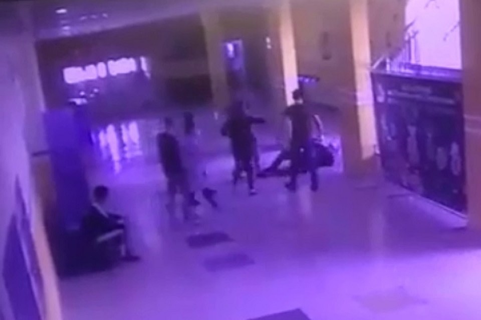 После удара охранник оказался на полу.