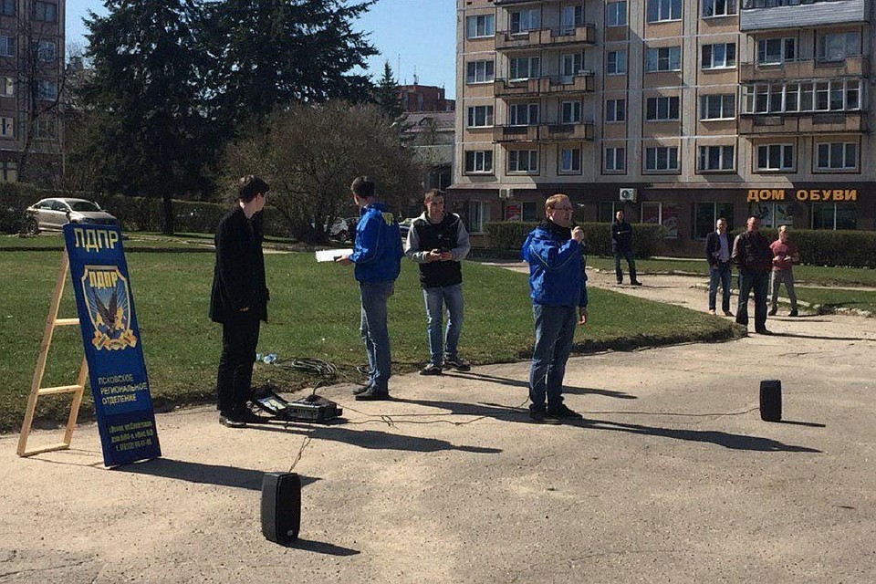 Митинг организовало региональное отделение ЛДПР в Пскове 20 апреля. Одним из поднятых вопросов стало строительство завода ГК "Титан". Фото: Псковское агентство информации.