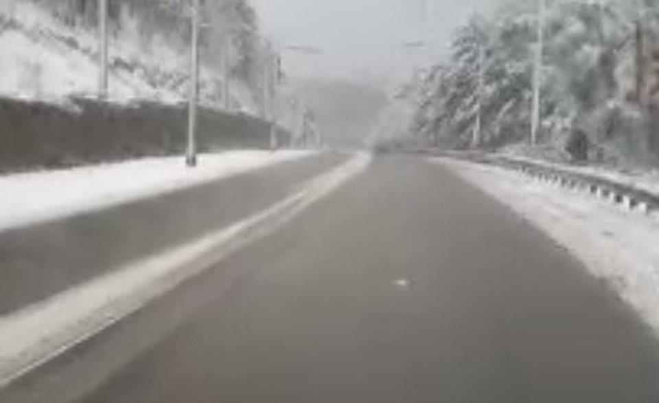 Снег на Ангарском перевале. Фото: скриншот из видео/"Автопартнер Крым"/Александр Солодков
