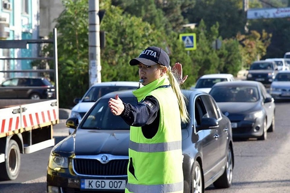 Все больше девушек идет работать в молдавскую полицию. (Фото: соцсети).