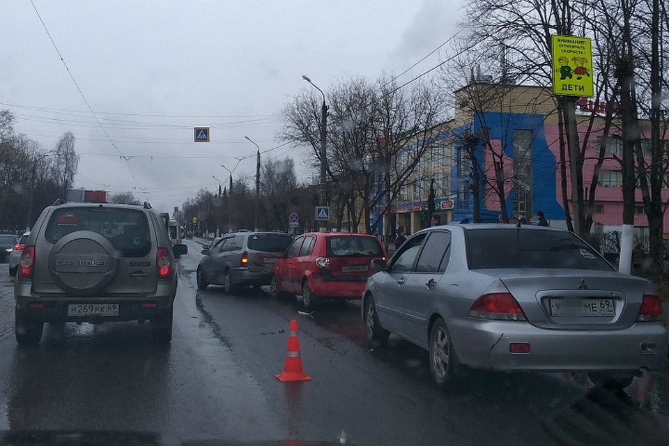 Авария из четырех машин Фото: vk.com/"Подслушано у водителей. Тверь/Димка Лебедев
