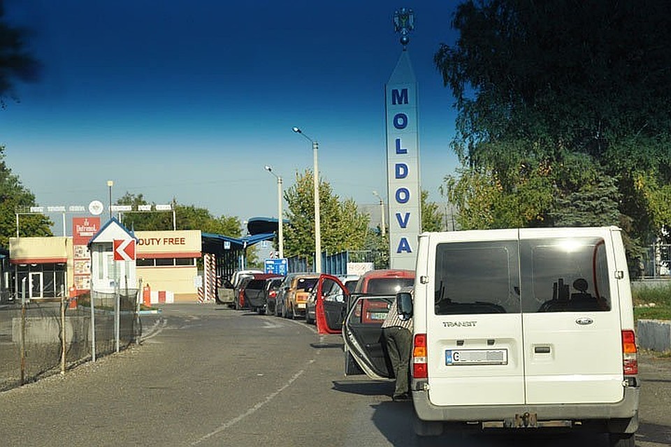 На въездах в Молдову начались большие очереди