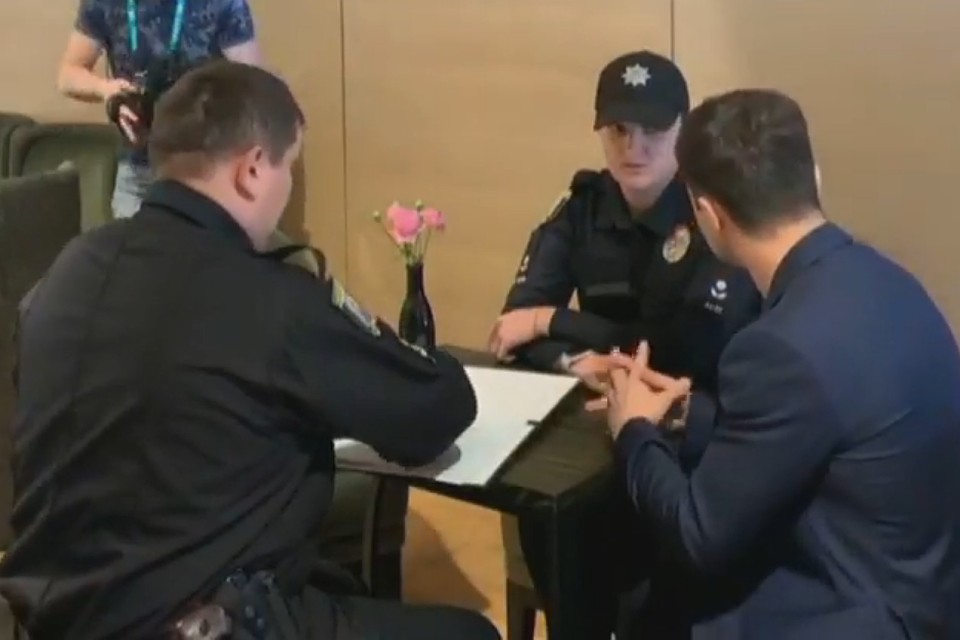 Зеленский не стал спорить с полицейскими и согласился оплатить штраф