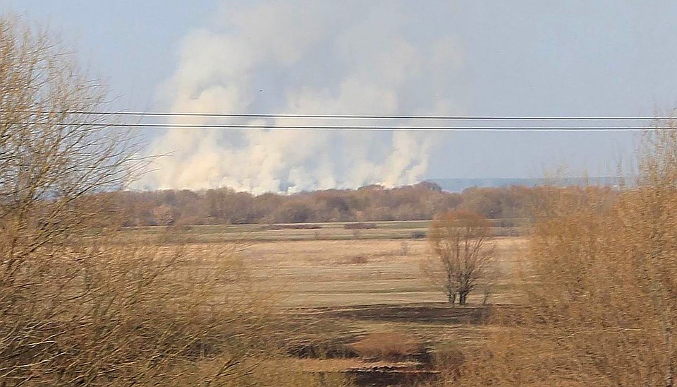 40-метровые столбы дыма над лугами в районе села Заокское