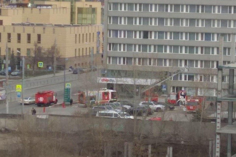 Здание окружили пожарные. Фото: читатель "КП".