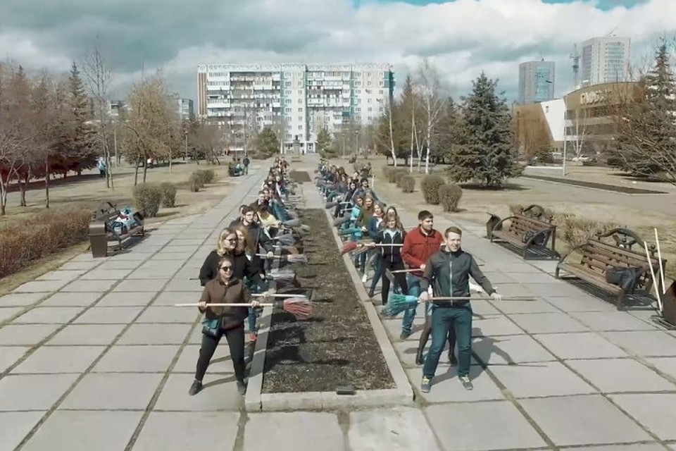 «Кузню приберите!»: Новый клип-приглашение на субботник появился в соцсетях. ФОТО: кадр видео vk.com.