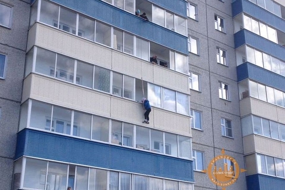 В Красноярске в Солнечном женщина вышла на улицу через балкон. Фото: «Наш мкр.Солнечный»