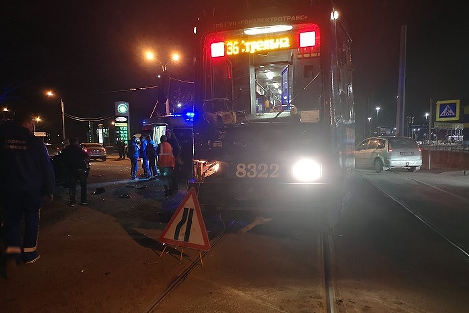 В Петербурге в ночь на вторник девушка погибла в аварии с трамваем