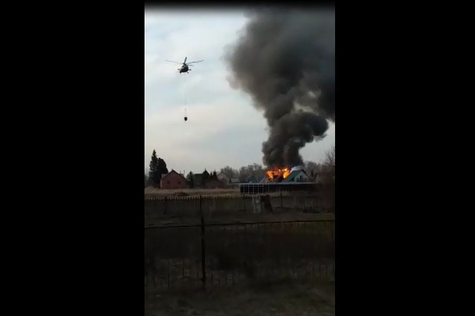 Вертолет помог потушить горящий дом.