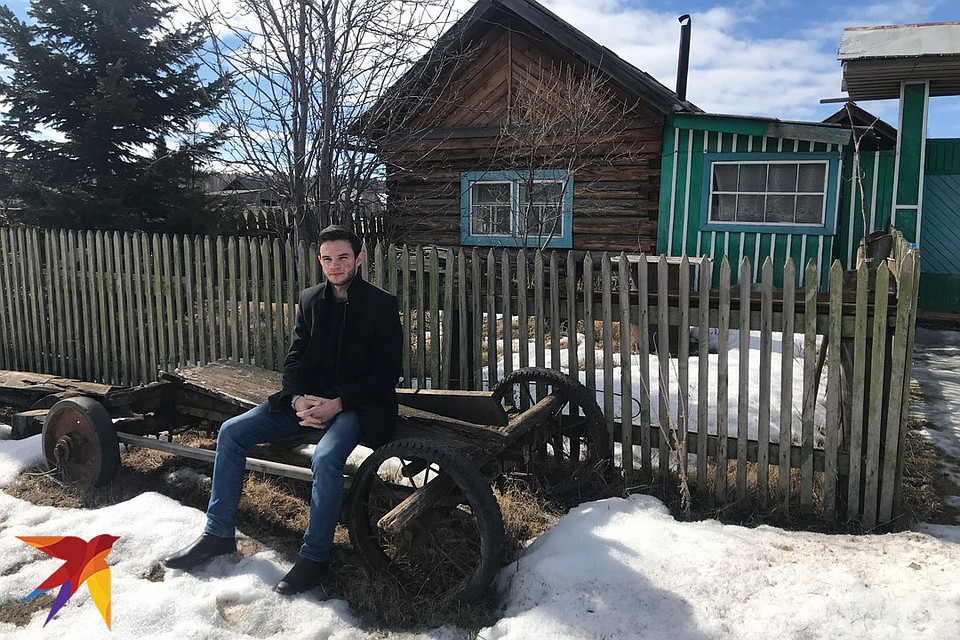 В этом доме обитает самый юный мэр страны. С тремя кошками, собакой и одной колбасой на всех.