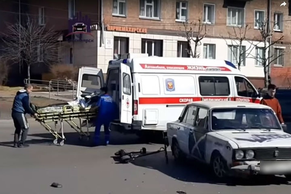 50-летняя женщина на самокате попала под машину в Красноярске. Фото, видео: ЧП - Красноярск.