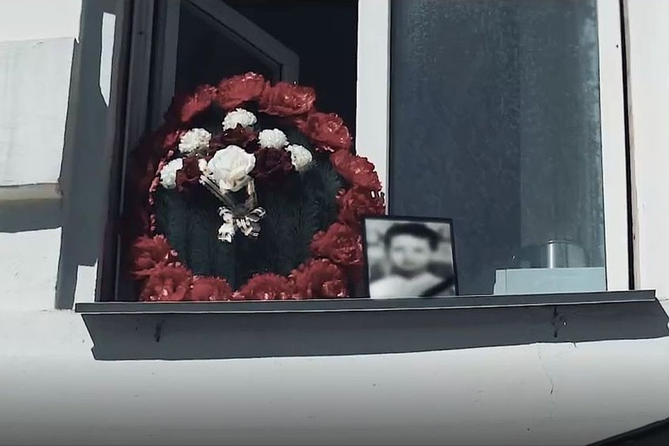Родителей призывают не оставлять детей одних в комнате с открытыми окнами. Стоп-кадр с видео: СУ СКР по Новосибирской области.