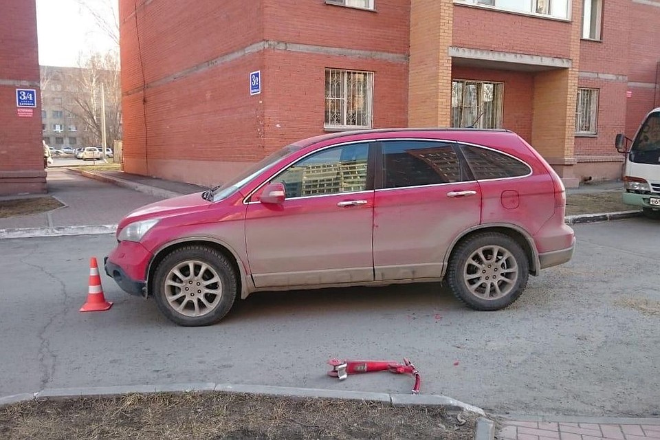 Женщина на кроссовере сбила ехавшего на самокате ребенка. Фото: городского ГИБДД,