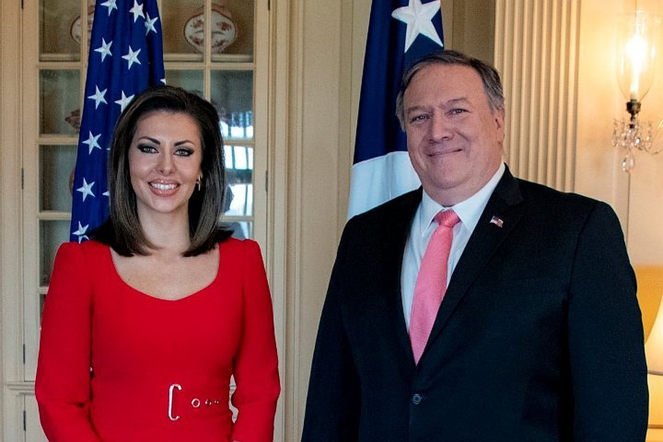 Госсекретарь США Майкл Помпео представил сотрудникам госдепартамента нового руководителя пресс-службы – Морган Ортэгус. Фото: Twitter@SecPompeo