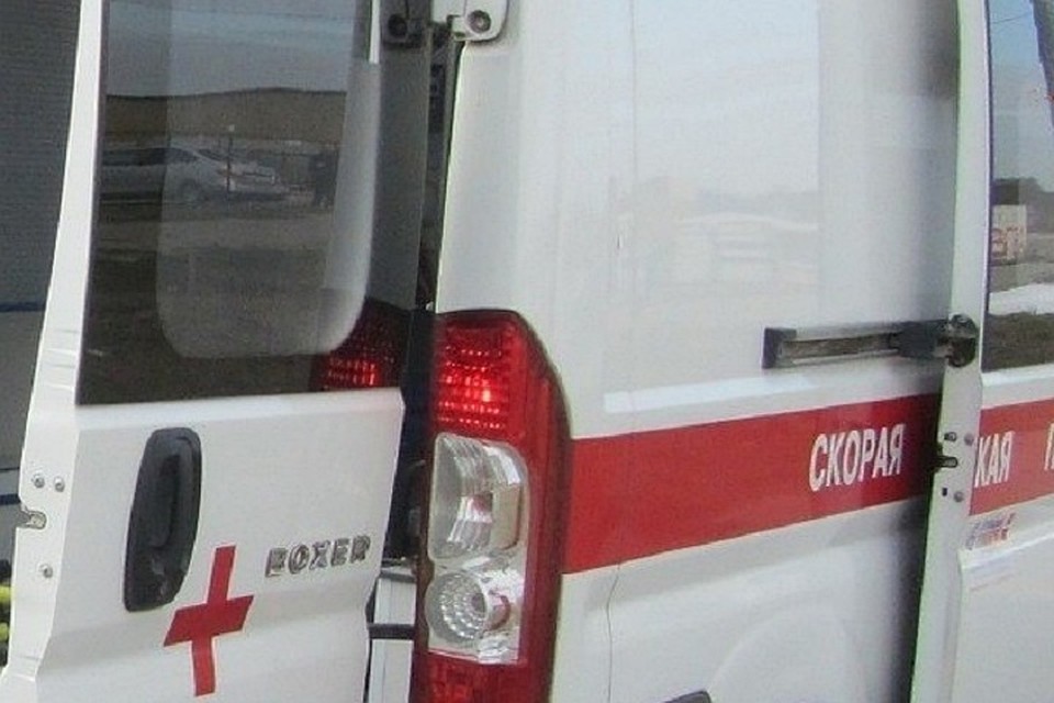 Двоих выживших с места аварии доставили в больницу.