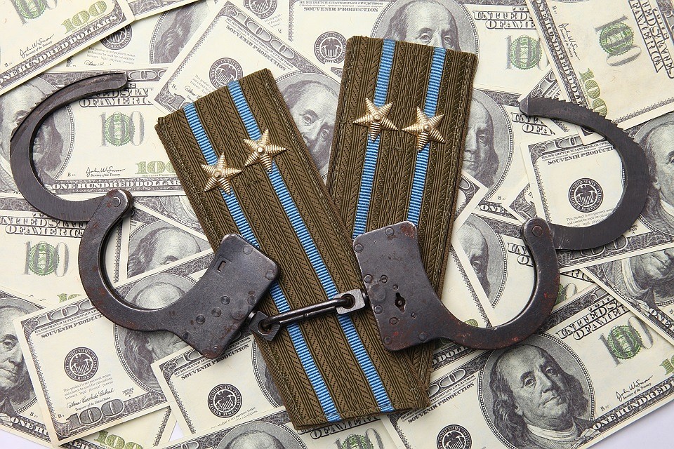 В момент получения взятки в 2,2 млн рублей полицейского задержали сотрудники ФСБ