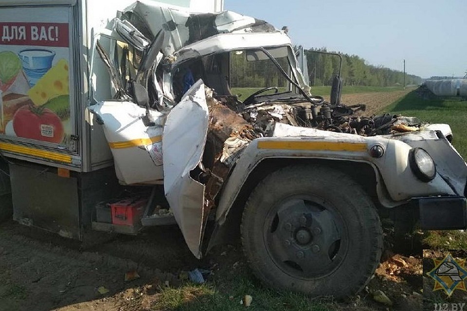 Не справившись с управлением, водитель врезался в конструкцию теплотрассы. Фото: МЧС.