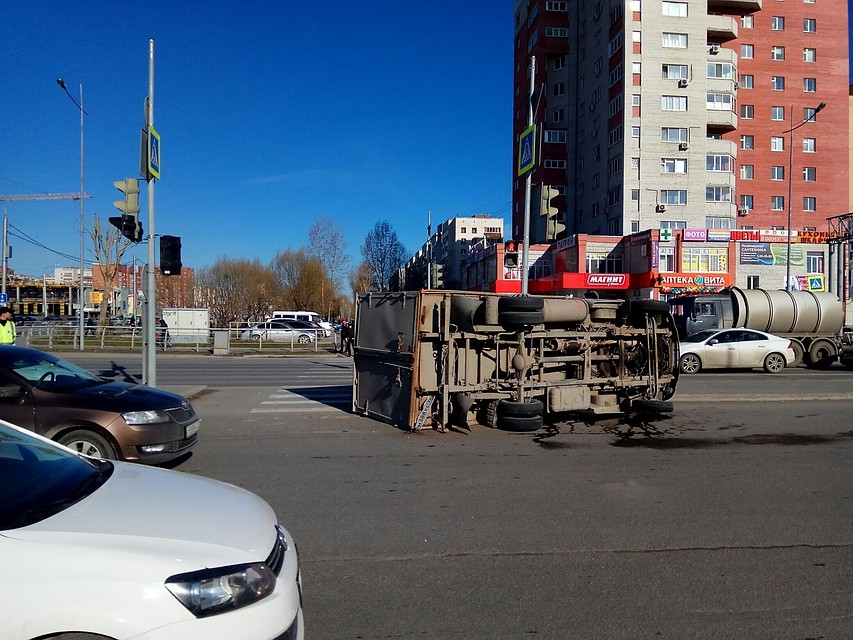 "Пьяная" грузовая "Газель" в Тюмени перевернулась и упала на бок. Фото Ульяны Хабаровой vk.com