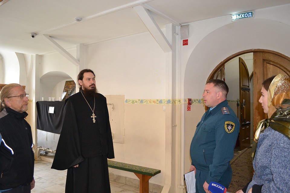 Сотрудники МЧС перед Пасхой напоминают православным правила пожарной безопасности. Фото ГУ МЧС по Тюменской области