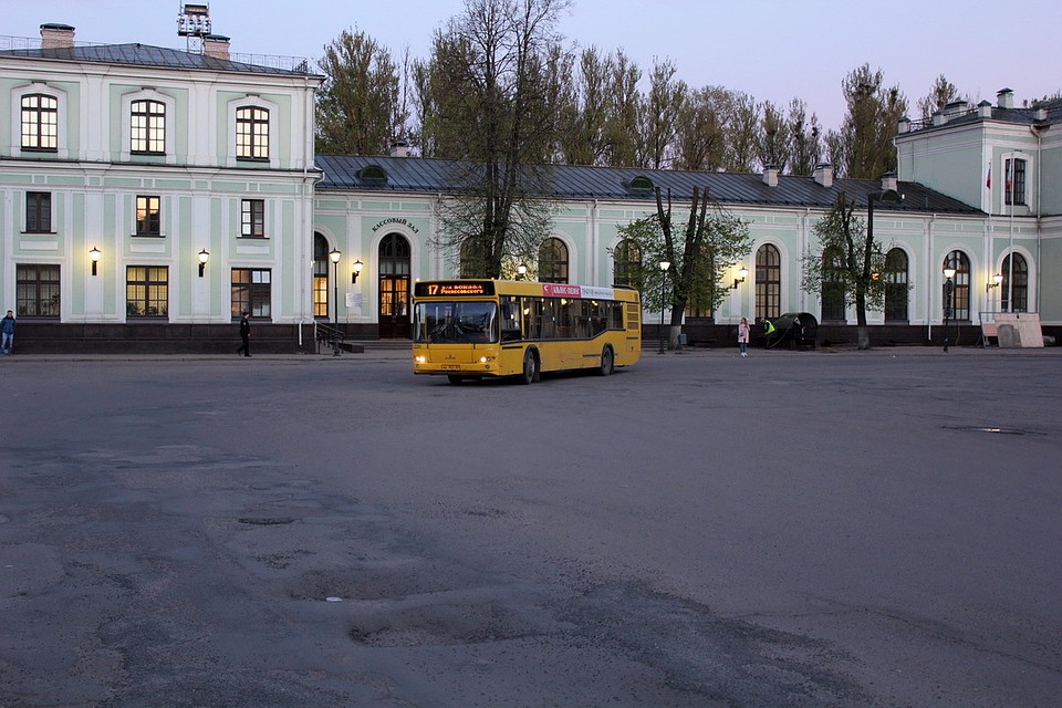 Во время крупных православных праздников "Псковпассажиравтотранс" запускает дополнительные рейсы, чтобы псковичи смогли посетить кладбища.