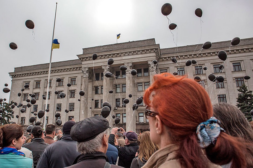 Каждый год 2 мая одесситы приходят к Дому профсоюзов помянуть погибших на пожаре в 2014 году.