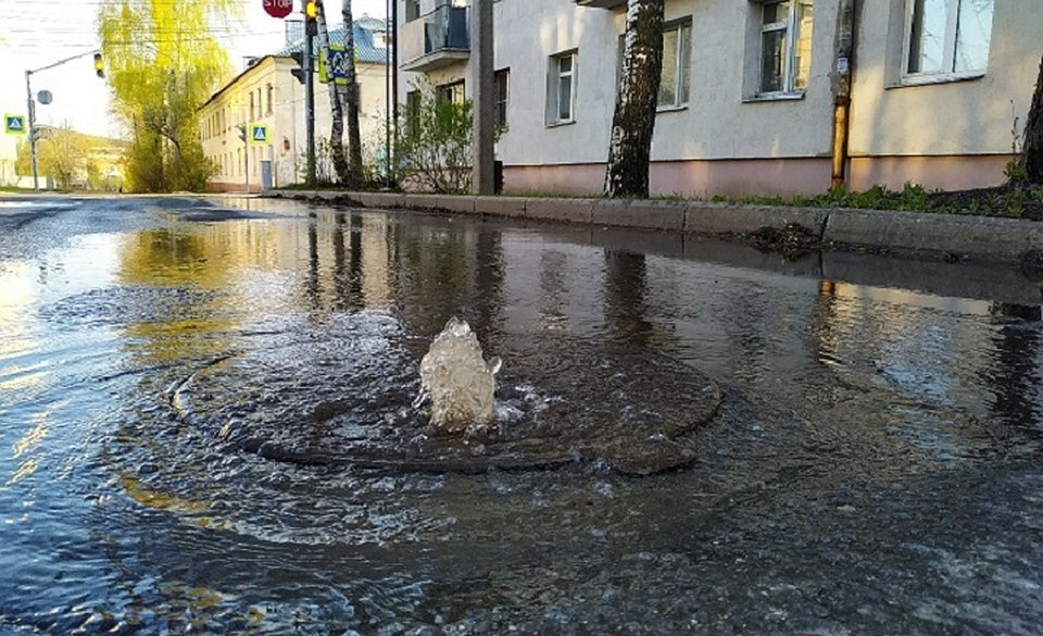 В Ярославле прямо на проезжей части забил фонтан. ВК/Подслушано в Ярославле