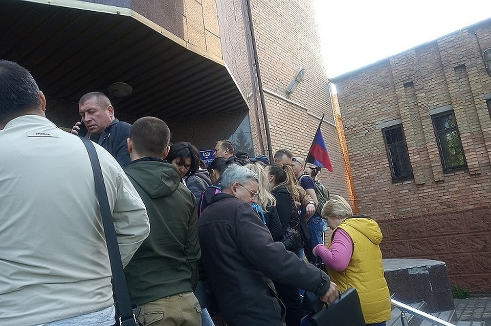 За час собирается человек 50, а к открытию Миграционной очередь разрослась до сотни