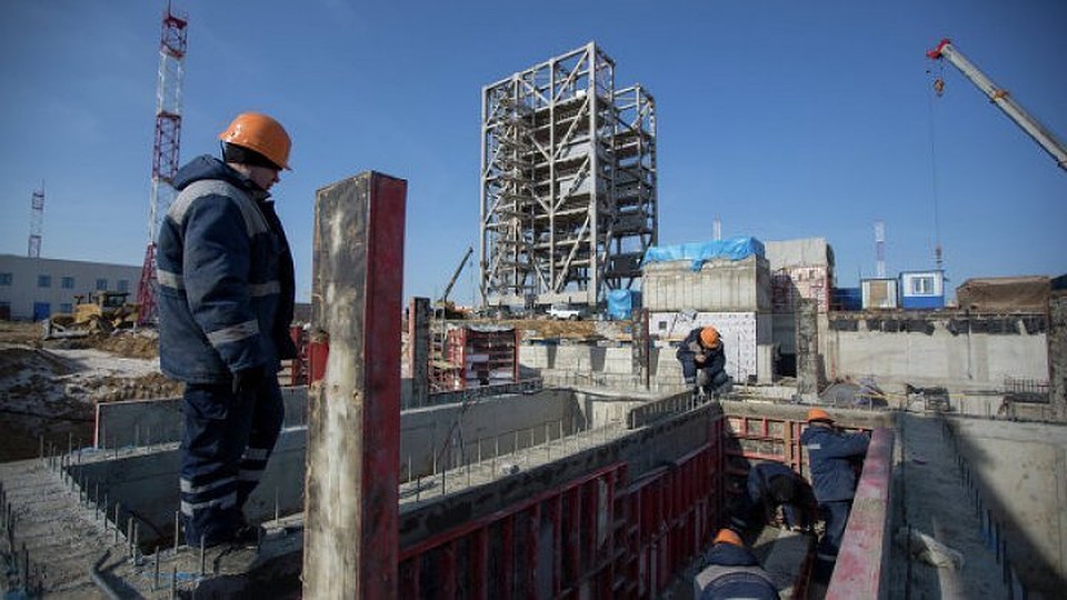 Строитель сорвался с двухметровой высоты